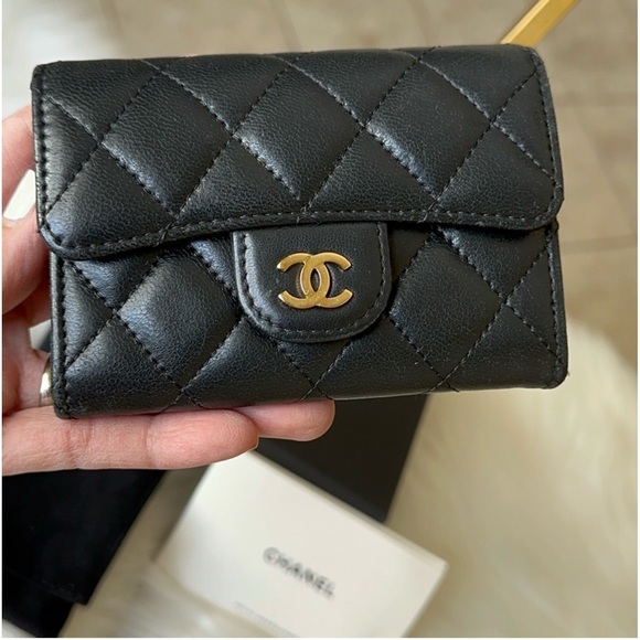 Auth Chanel Classic Flap Card Holder EUC comes w everything. Gift Ready! 🎁 - Picture 8 of 16